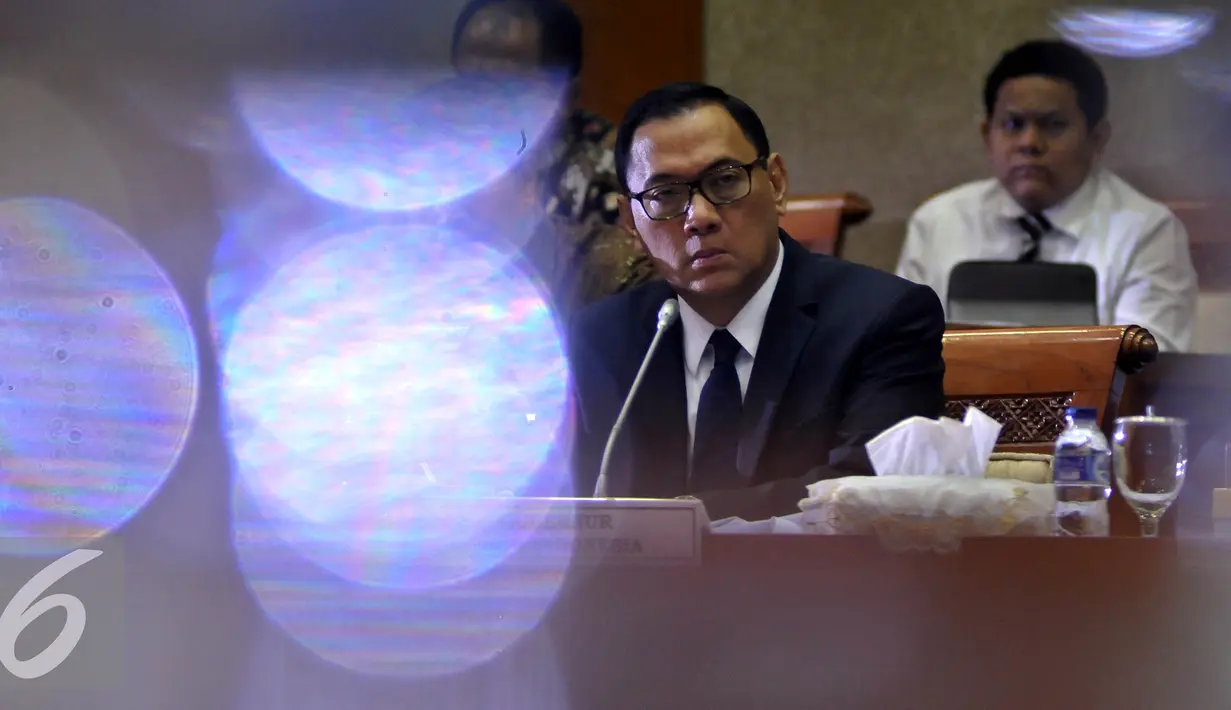 Gubernur Bank Indonesia, Agus Martowardojo mendengarkan saat mengikuti Rapat Dengar Pendapat (RDP) dengan Komisi XI DPR di Kompleks Parlemen, Senayan, Jakarta, Senin (25/4). (Liputan6.com/Johan Tallo)