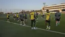 Para pemain Real Madrid Luka Modric mengambil bagian dalam sesi latihan jelang kontra Al-Ahly pada babak semifinal Piala Dunia Antarklub, di Rabat, Maroko, Selasa (7/2/2023). Madrid datang sebagai juara UEFA Champions League 2021/2022, sedangkan Al-Ahly adalah runner-up CAF Champions League 2021/2022. (AP Photo)