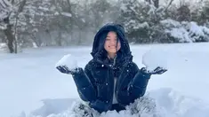 Bagi negara yang mengalami 4 musim, saat ini tengah menjalani musim dingin. Biasanya menjelang natal dan akhir tahun, jalanan dan berbagai wilayah di negara yang mengalami empat musim akan dipenuhi dengan salju. Begitu pula dengan Amerika Serika, yang beberapa waktu belakangan ini sudah turun salju. (Liputan6.com/IG/@yorikooangln_)
