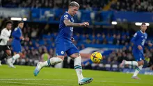 Pemain Chelsea Enzo Fernandez berlari menggiring bola saat melawan Fulham pada pertandingan sepak bola Liga Inggris di Stadion Stamford Bridge, London, Inggris, 3 Februari 2023. Enzo Fernandez langsung dimainkan sebagai starter oleh Chelsea. (AP Photo/Kirsty Wigglesworth)