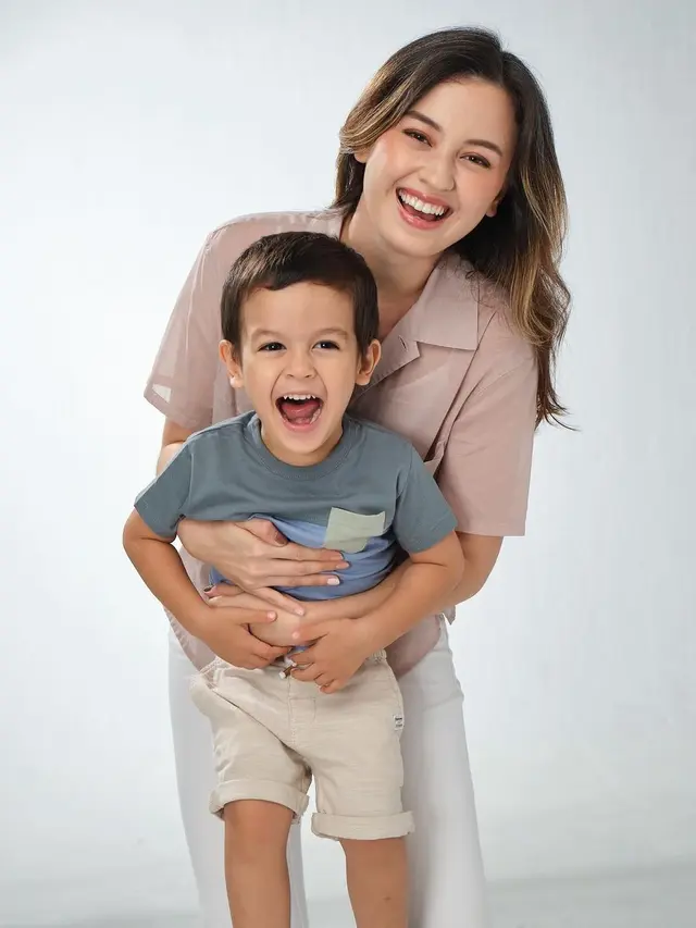 6 Gaya Simple dan Effortless Kimberly Ryder saat Momong Buah Hati, Pancarkan Aura Keibuan