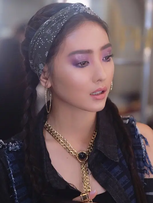 Biasa tampil dengan rambut diurai, ternyata Natasha Wilona tetap cantik saat rambutnya dikepang. Gaya rambutnya itu membuat Natasha kian memesona. Apalagi didukung dengan aksesoris bandana, membuat penampilannya makin lengkap. (Liputan6.com/IG/@natashawilona12)