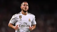 Eden Hazard harus berjuang dengan performa buruk dan cedera saat membela Real Madrid. Hal itu membuat Los Blancos bersedia menjual mantan pemain Chelsea tersebut dengan harga 21 juta poundsterling. West Ham United dan Everton dikabarkan tertarik untuk mengontrak Hazard. (AFP/Oscar Del Pozo)