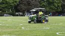 Pekerja menggambar lingkaran putih di Taman Trinity Bellwoods, Toronto, Kanada, Kamis (28/5/2020). Taman Trinity Bellwoods digambari lingkaran-lingkaran putih sebagai proyek uji coba untuk mendorong warga melakukan jaga jarak fisik (physical distancing) selama pandemi COVID-19. (Xinhua/Zou Zheng)