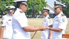 Citizen6, Surabaya: Prosesi serah terima Jabatan yang dilaksanakan dengan upacara militer tersebut, dipimpin Dankodikdukum Kolonel Laut (T) Tri Sunu Prasetyo, di lapangan Laut Seram, Kesatrian Bumimoro, Kobangdikal, Surabaya. (Pengirim: Penkobangdikal)