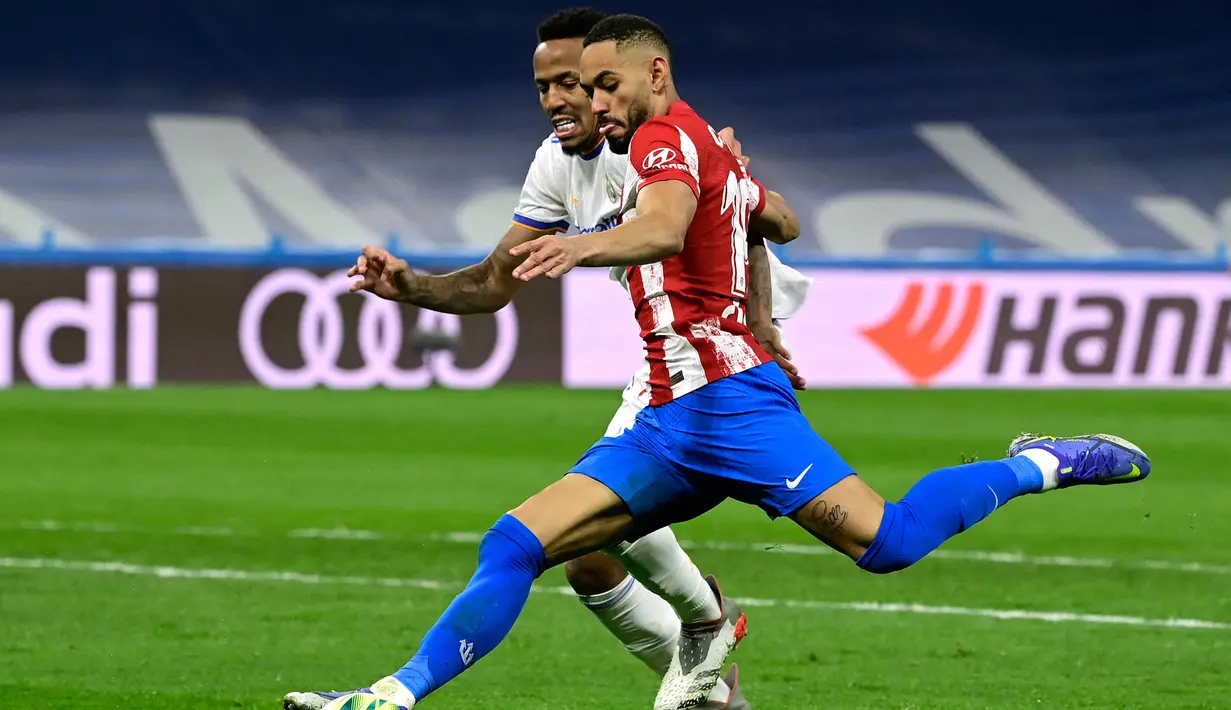 Tak lama berselang Joao Felix melepaskan umpan kepada Matheus Cunha di dalam kotak penalti Real Madrid. Sayang, sepakan dari jarak dekat Matheus Cunha masih mampu diantisipasi Thibaut Courtois. (AFP/Javier Soriano)