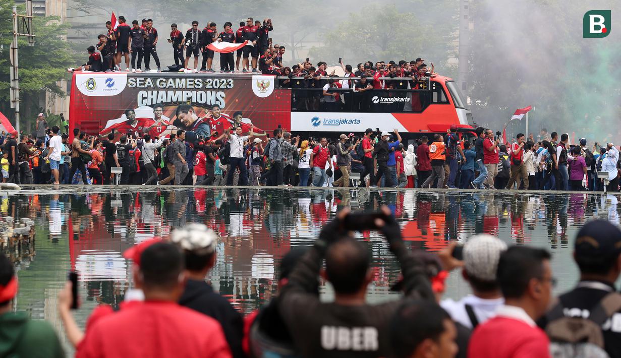 Bus yang ditumpangi Timnas Indonesia U-22 melewati Bundaran Hotel Indonesia saat pawai kontingen Indonesia untuk SEA Games 2023 yang bertajuk Kira87uara yang berlangsung di Jakarta, Jumat (19/05/2023). (Bola.com/M Iqbal Ichsan)