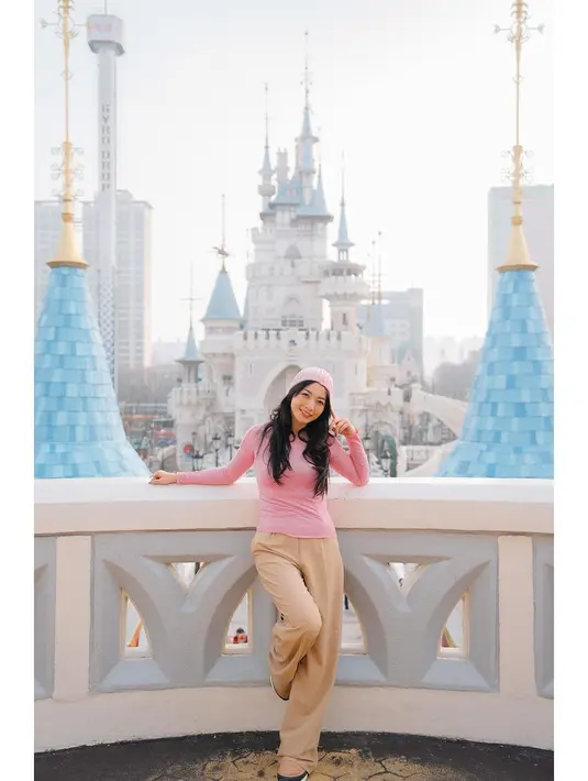 Ia kenakan long sleeve pink dengan celana training cokelat dan kupluk pink [@las.picture]