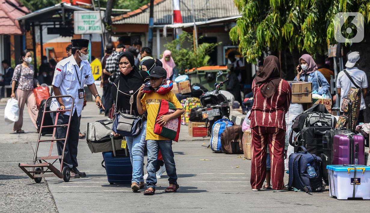 <p>Masyarakat yang hendak mudik tiba di Terminal Kalideres, Jakarta Barat, Senin (25/4/2022). Menteri Perhubungan (Menhub) Budi Karya Sumadi sebelumnya menyarankan masyarakat untuk mudik lebih awal guna menghindari risiko kemacetan lalu lintas. (Liputan6.com/Johan Tallo)</p>