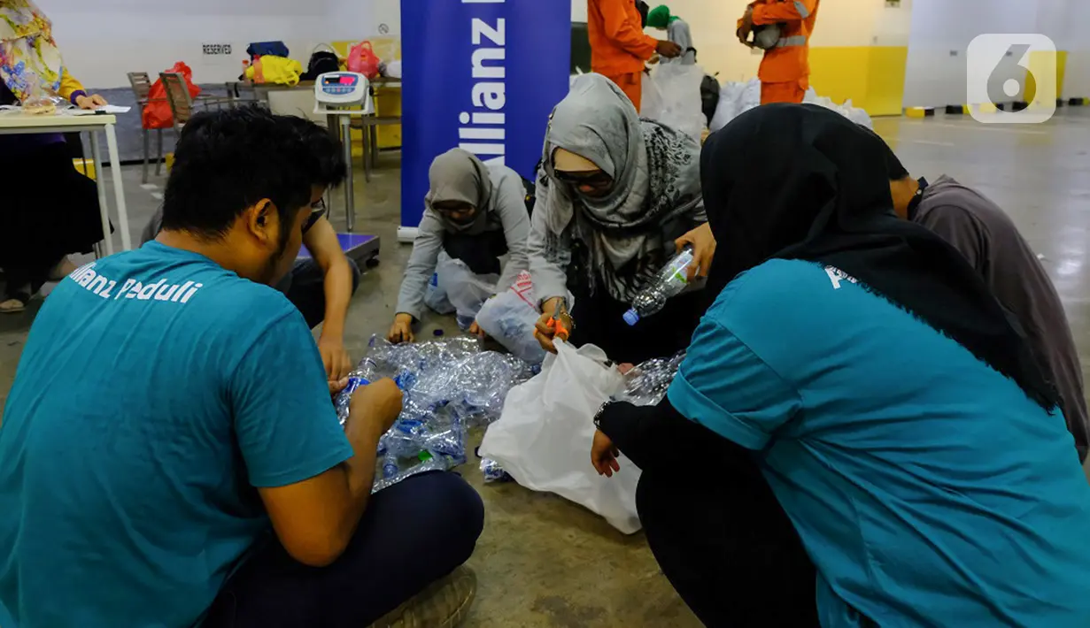 Allianz Indonesia konsisten mendukung program Bank Sampah sejak tahun 2018 di gedung kantor pusat Allianz Indonesia dengan mengajak karyawan dan masyarakat sekitar untuk membawa sampah yang telah dipilah untuk disetorkan ke Bank Sampah sehingga memiliki nilai produktif. (Liputan6.com/Pool/Allianz)