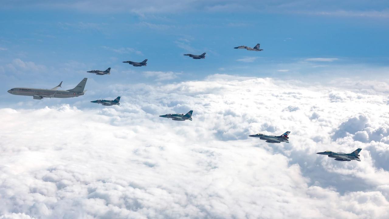 VIDEO: Gagah! Penampakan Jet Tempur F-16 Kawal Jokowi Pulang ke Solo