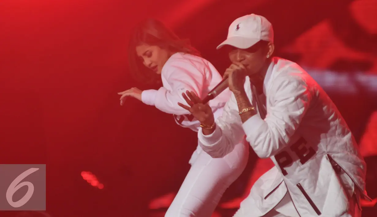 Duet panggung Young Lex dan Awkarin saat tampil di Indonesia Social Media Awards (2K16), Jakarta, Selasa (1/11). Untuk pertama kalinya, SCTV menggelar ajang penghargaan untuk insan media sosial. (Liputan6.com/Yoppy Renato)