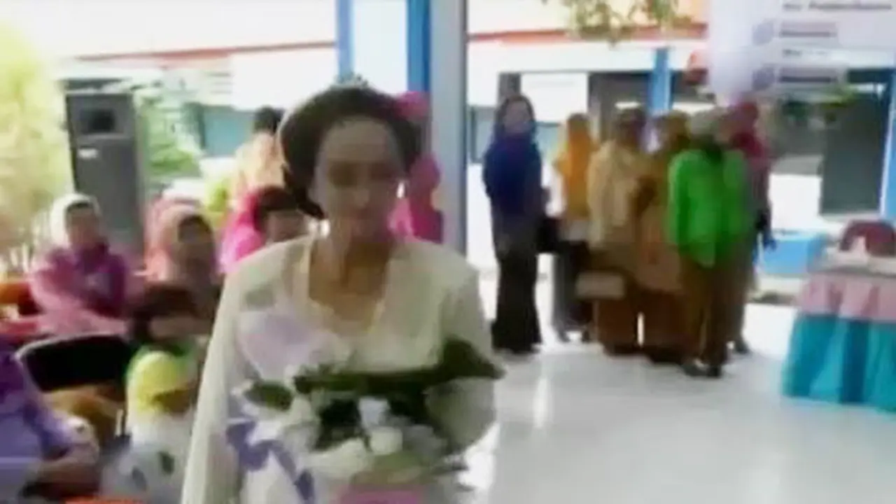 VIDEO: Puluhan Nenek Gelar Fashion Show Diwarnai Gelak Tawa