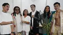 Begini gaya Al Ghazali saat berada di back stage bersama teman public figure lainnya yang ikut terlibat dalam acara JF3 Fashion Festival 2022. Dari deretan foto-foto yang diunggahnya ke akun Instagram-nya ini, Al Ghazali menulis keterangan “JALAN-JALAN”. (Instagram/alghazali7)