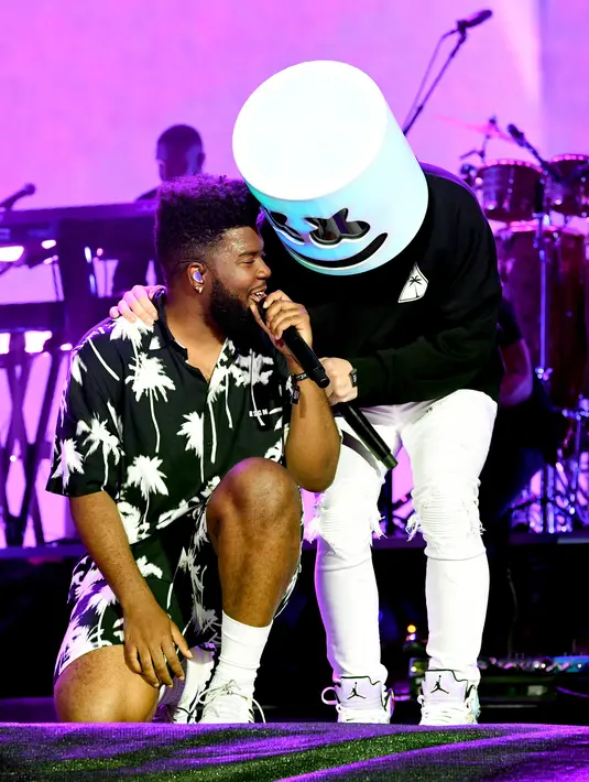 Penampilan Marshmello (kanan) bersama Khalid saat tampil dalam Coachella Music & Art Festival di Indio, California, Amerika Serikat, 14 April 2019. (KEVIN WINTER/GETTY IMAGES NORTH AMERICA/AFP)