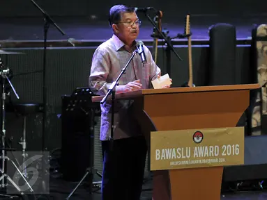 Wapres Jusuf Kalla memberikan sambutan dalam acara Bawaslu Award, Jakarta, Senin (29/2/2016). Bawaslu Award diberikan kepada individu atau lembaga yang secara konsisten bekerja dan berpartisipasi dalam mensukseskan Pilkada 2015.(Liputan6.com/JohanTallo)