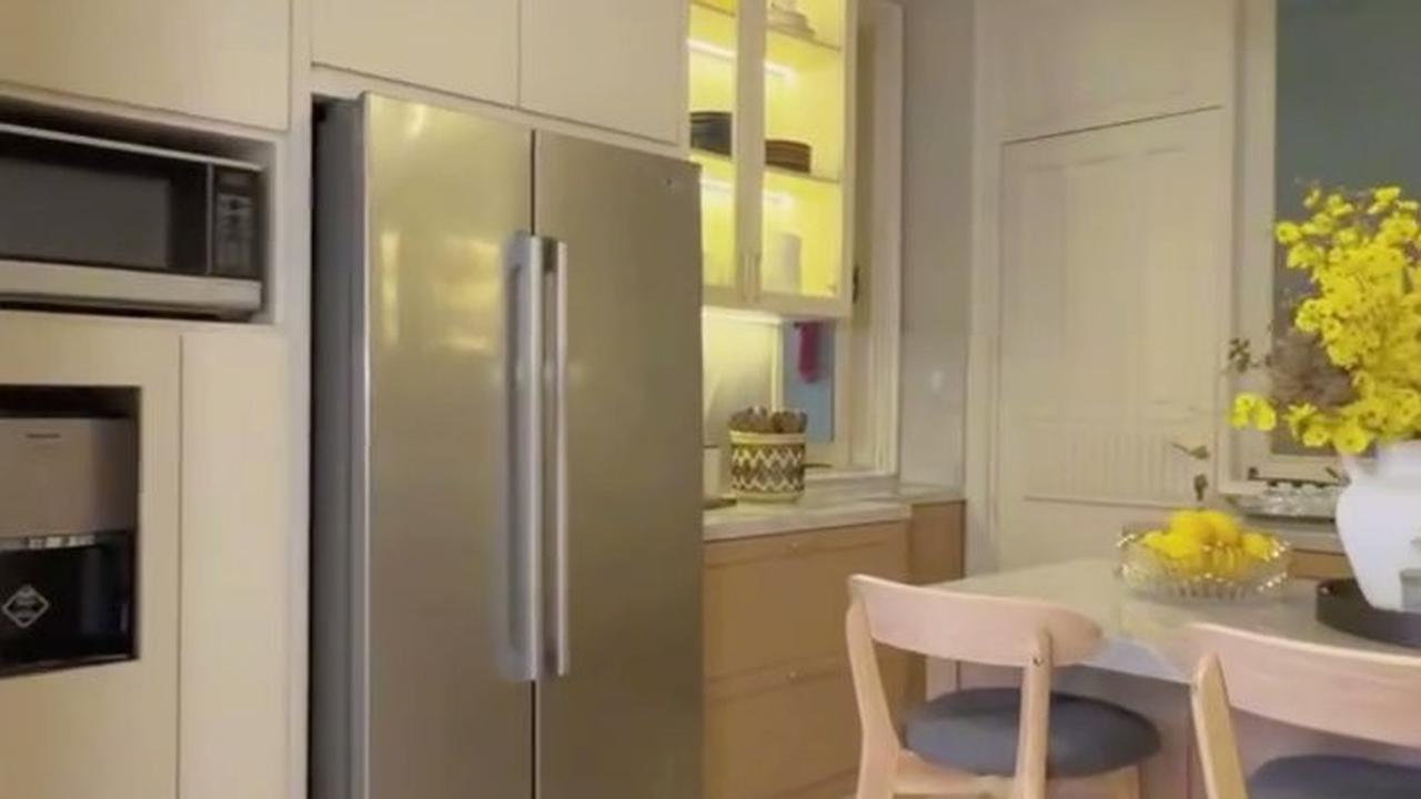 8 Potret Dapur Baru Olla Ramlan yang Elegan dan Cozy, Dilengkapi Chandelier yang Indah