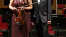 Violis asal Korea Selatan Sueye Park dan konduktor Avip Priatna Mag.Art foto bersama sebelum konser biola "Malam Tchaikovsky" di Usmar Ismail Hall, Jakarta, Jumat (21/02/2020). Konser untuk memperingati 180 tahun komponis dunia Pyotr Ilyich Tchaikovsky. (Liputan6.com/HO/ID)
