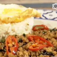 Sama dengan Indonesia, Thailand juga kaya akan aneka ragam masakan. Salah satunya adalah Chicken Krapow yang jadi menu andalan di Boat Noodle Thai Street Food