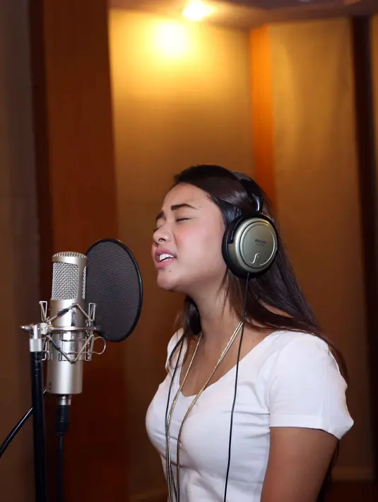 Dalam acara yang digelar SCTV pada Jumat 22 Januari 2016 mendatang tersebut, gadis cantik berambut panjang ini akan menyanyi sekaligus drama musikal. Aurel Hermansyah akan membawakan tiga buah lagu. (Nurwahyunan/Bintang.com)