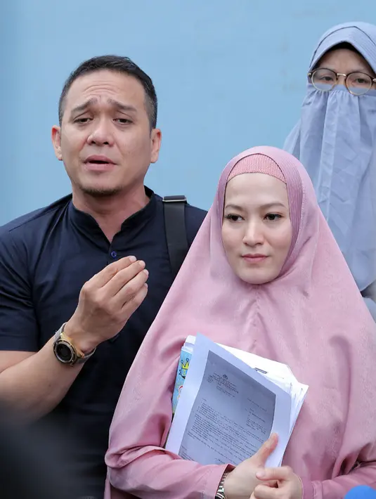 "Ngurus begini kan nguras tenaga dan pikiran, sebenarnya yang paling merasa rugi banget anak-anak mungkin ya. Karena waktu sama anak-anak otomatis banyak yang hilang, pikiran juga mereka kan juga ikut mikir," tutur Lyra. (Deki Prayoga/Bintang.com)