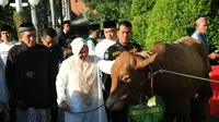 Wali Kota Tri Rismaharini usai salat Idul Adha 1438 H (Liputan6.com / Dian Kurniawan) 