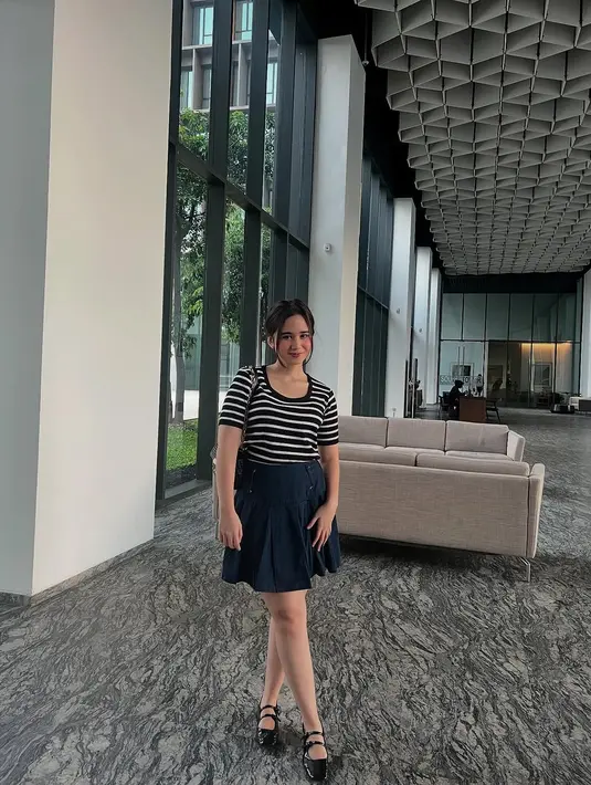 Atasan bermotif garis-garis hitam putih yang dipakai Tissa Biani memberikan kesan kasual tetapi tetap klasik. Motif garis-garis seperti ini sering dianggap sebagai gaya yang versatile dan timeless, cocok untuk berbagai suasana. (Liputan6.com/IG/@tissabiani)