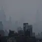 Kabut tebal menyelimuti Manhattan di New York, Selasa (20/7/2021). Kebakaran hutan di Amerika wiilayah barat, termasuk satu kebakaran di negara bagian Oregon yang saat ini merupakan yang terbesar di AS, menyebabkan langit berkabut hingga New York.  (AP Photo/Julie Jacobson)