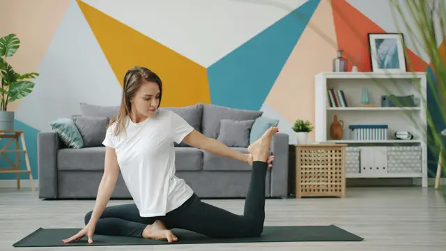10 Menit Peregangan Sore yang Bisa Bantu Mood Kembali Stabil