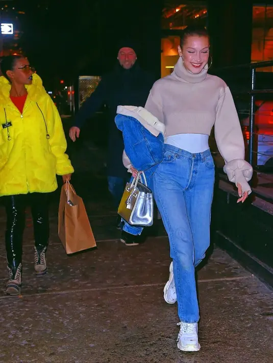 Begini penampilan Gigi Hadid ketika tengah jalan-jalan dengan bahagia. (instagram/bellahadid)
