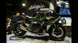 Kawasaki Ninja motor H2R baru dipamerkan di International Motorcycle Show Progresif di Long Beach, California pada 14 November 2014 lalu. (AFP PHOTO/Mark Ralston)