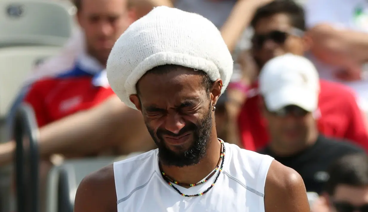 Ekspresi pemain Tenis asal Jerman, Dustin Brown saat mengalami cidera di pertandingan Olimpiade Rio 2016 melawan Thomaz Bellucci asal Brasil, Brasil (7/8). (REUTERS) 