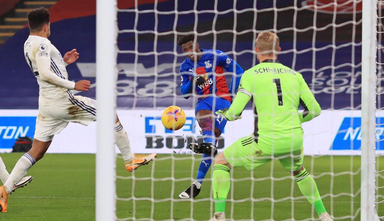 Striker Crystal Palace, Wilfried Zaha (tengah) melepaskan tendangan yang berbuah gol ke gawang Leicester City dalam laga lanjutan Liga Inggris 2020/21 pekan ke-16 di Selhurst Park, Senin (28/12/2020). Crystal Palace bermain imbang 1-1 dengan Leicester City. (AFP/Adam Davy/Pool)
