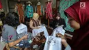 Peserta workshop sedang mencanting batik tulis khas Tangsel di Datik Batik, Pamulang, Tangerang Selatan, Kamis (25/10). Motif batik mengangkat kearifan lokal Tangsel menggunakan bahan katun primisima. (Liputan6.com/Fery Pradolo)
