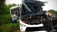 Orang-orang menurunkan penumpang dari bus setelah jatuh di pinggiran Alamo di negara bagian Veracruz, Meksiko. (AP)