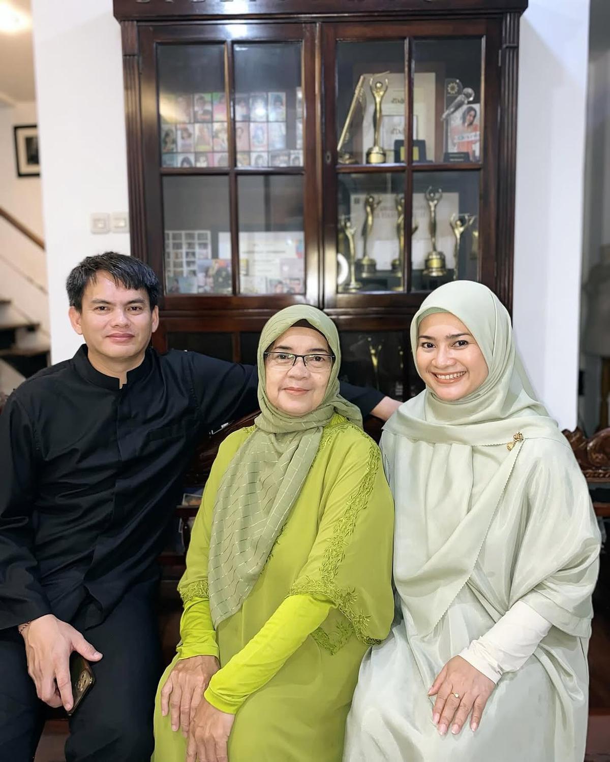 7 Potret Rumah Tangga Harmonis Ikke Nurjanah dan Suami yang Usianya Lebih Muda, Rayakan Lebaran Bareng Keluarga