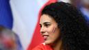 Seorang Suporter cantik Prancis terlihat serius menantikan laga grup A  Euro 2016  antara Prancis vs Swiss di Stadion Pierre-Mauroy, Lille (20/6/2016) WIB.  (AFP/Franck Fife)