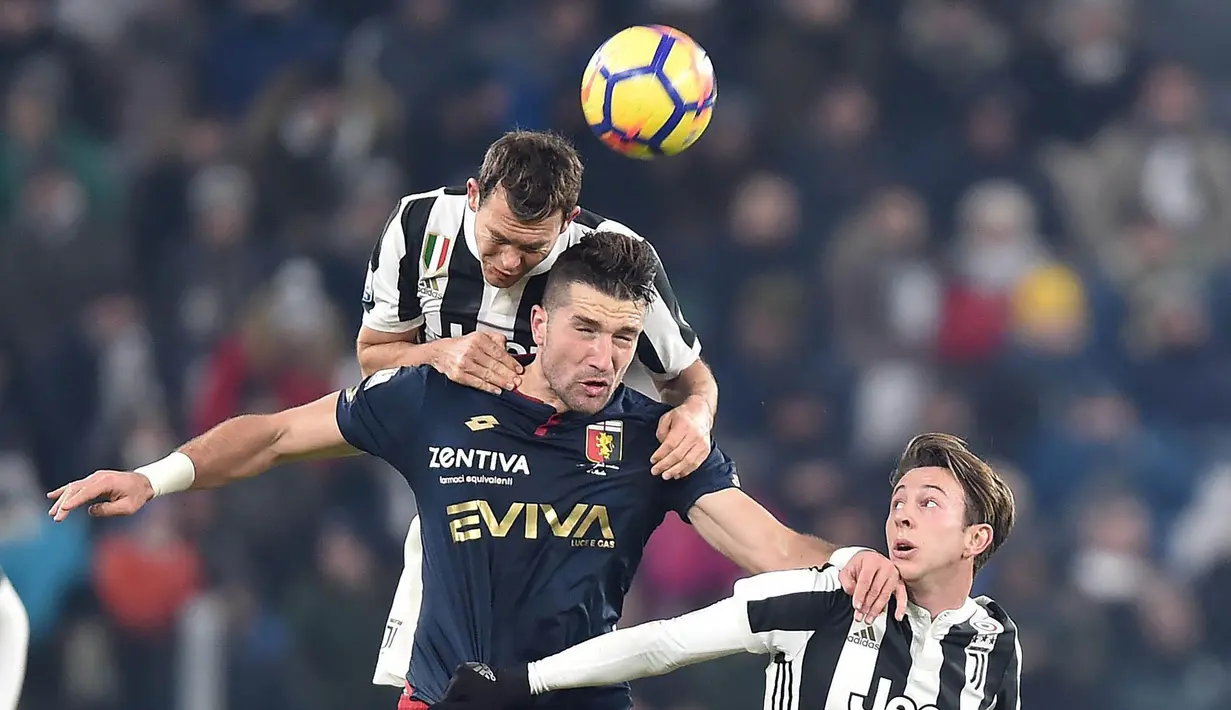 Bek Juventus, Stephan Lichtsteiner, duel udara dengan pemain Genoa, Andrej Galabinov, pada laga Coppa Italia di Stadion Allianz, Turin, Kamis (21/12/2017). Juventus menang 2-0 atas Genoa. (AP/Alessandro di Marco)