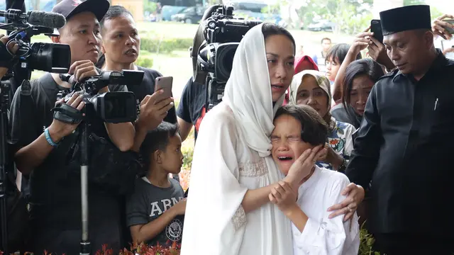 [Fimela] Pemakaman Ashraf Sinclair