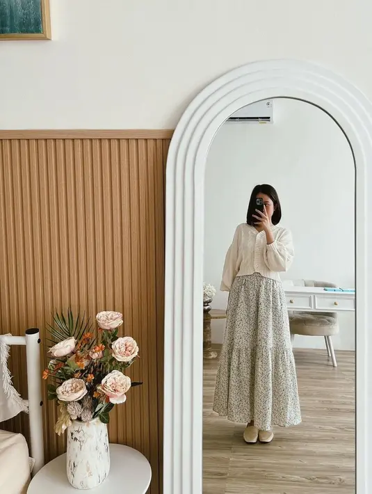 Hanggini sempat memadukan cardigan dengan warna putih yang dipadukan dengan skirt bermotif bunga. Penampilannya ini seperti ala-ala perempuan Korea