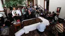 Suasana duka di kediaman Adnan Buyung Nasution di kawasan Lebak Bulus, Jakarta, Rabu (23/9/2015). Adnan meninggal pada pukul 10.14 WIB di RSPI. (Liputan6.com/Helmi Afandi)