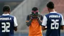 Choirul Huda memimpin Persela Lamongan berdoa sebelum latihan di Stadion Utama Gelora Bung Karno, Jakarta, Kamis (12/5/2016). (Bola.com/Nicklas Hanoatubun)