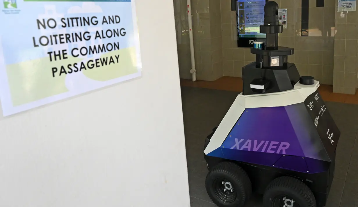 Robot berpatroli di distrik perbelanjaan dan perumahan selama uji coba di Singapura, Senin (6/9/2021). Xavier memiliki bidang penglihatan 360 derajat, suspensi yang lebih baik, perangkat lunak pengenalan wajah dan dapat melihat dalam gelap. (ROSLAN RAHMAN/AFP)