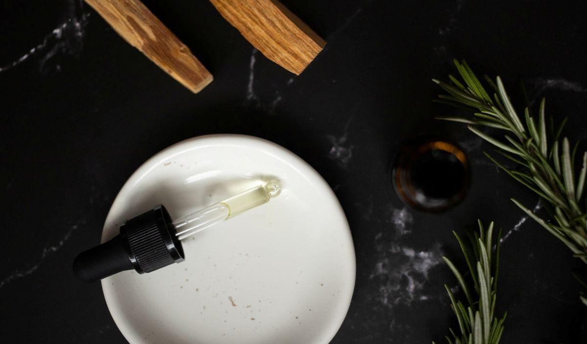 6. Gunakan Rosemary untuk Merawat Kulit Kepala