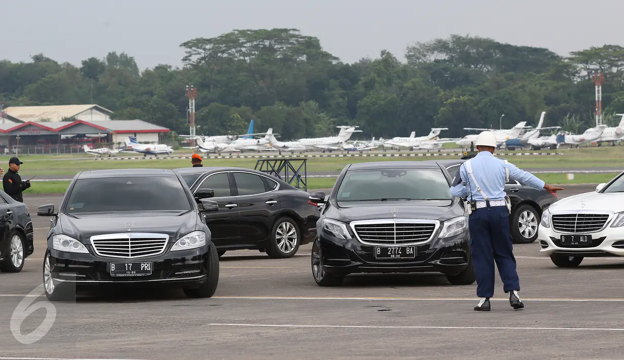 Deretan mobil mewah rombongan Presiden Joko Widodo dan Raja Arab Saudi Salman bin Abdulaziz al-Saud bersiap di Bandara Halim Perdanakusuma, Rabu (3/1). (Liputan6.com/Fery Pradolo)