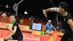 Pasangan Indonesia, Praveen Jordan/Debby Susanto menang 21-12, 19-21, dan 21-15 mengalahkan Pasangan Hongkong pada laga perdana Grup A cabang bulu tangkis nomor ganda campuran Olimpiade Rio 2016, Brasil, Kamis (11/8). (AFP PHOTO/Goh Chai Hin)