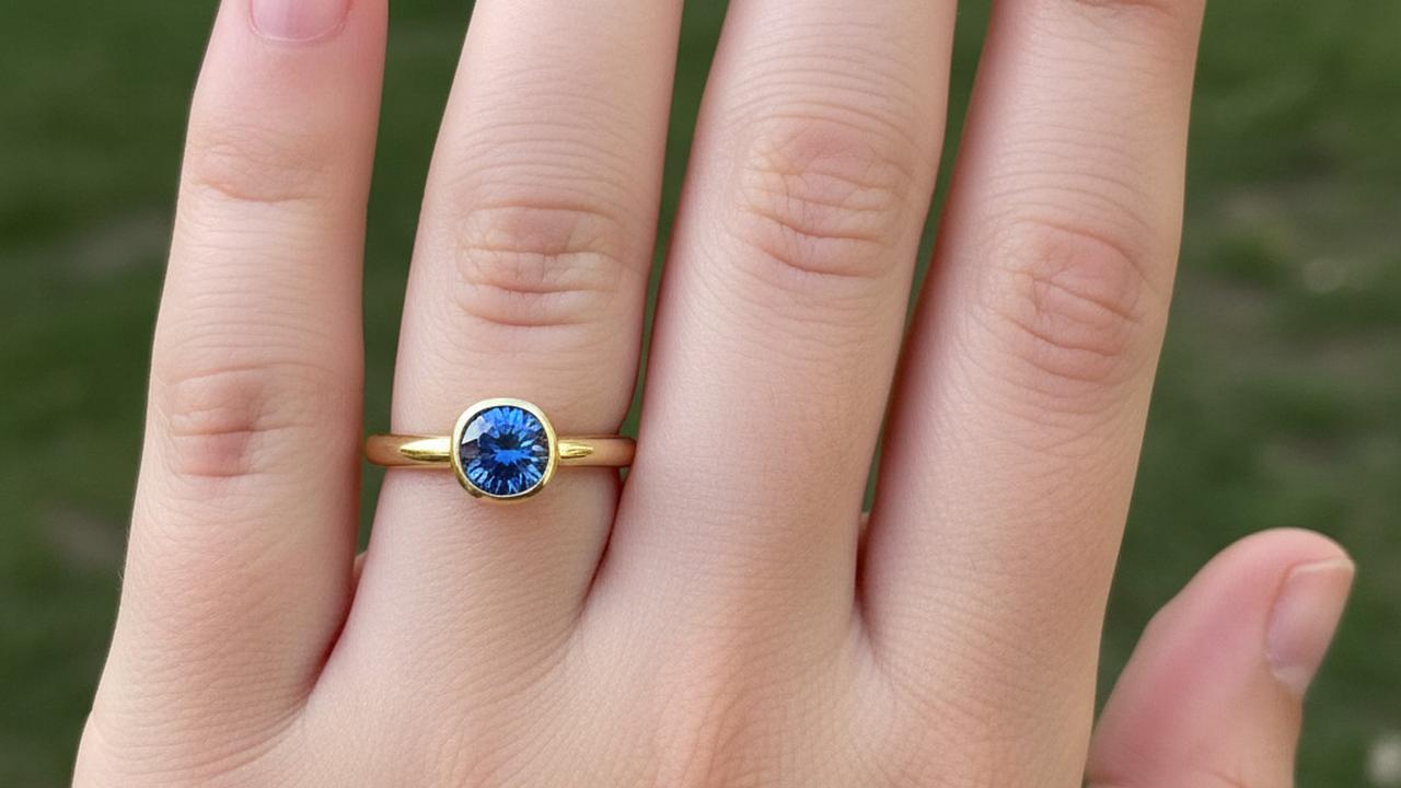 Cincin Emas Anak Perempuan dengan Berlian Biru