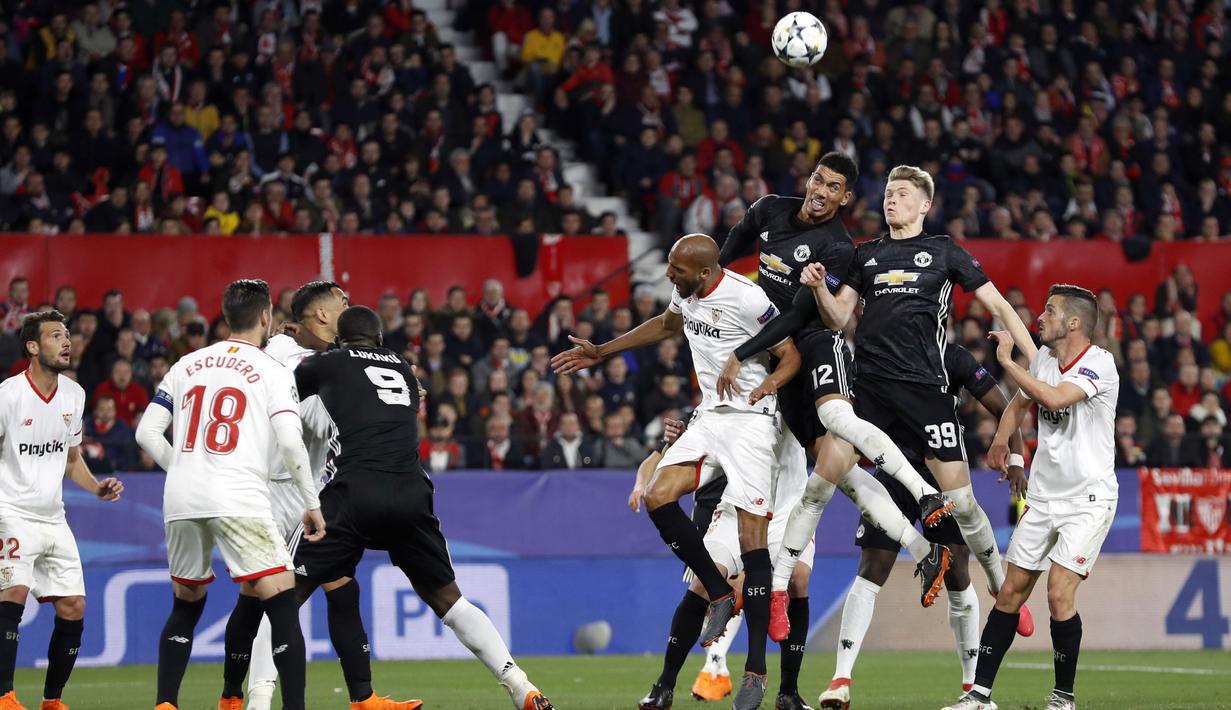 Pemain Manchester United, Chris Smalling berusaha menyundul bola ke gawang Sevilla pada laga 16 besar Liga Champions di Ramon Sanchez Pizjuan stadium, Seville, (21/2/2018). Babak kedua Sevilla bermain imbang 0-0. (AP/Miguel Morenatti)