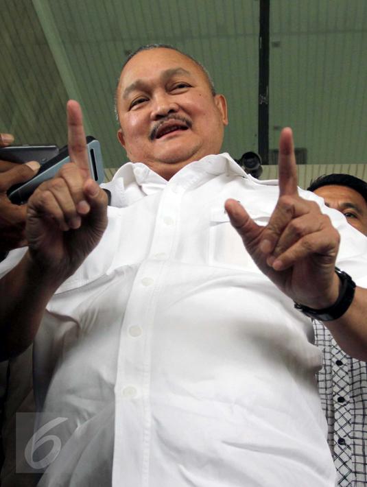 Alex Noerdin memberikan komentar usai menjalani pemeriksaan KPK, Jakarta, Selasa (1/3/2016). Alex diperiksa sebagai saksi kasus dugaan korupsi Wisma Atlet SEA Games Jakabaring dan Gedung Serbaguna Pemprov Sumsel 2011. (Liputan6.com/Helmi Afandi)