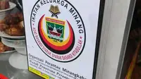 Rumah Makan Padang berlisesi IKM yang menuai kontroversi. (dok. X @NusBhisma/https://x.com/NusBhisma/status/1851943698499801604/photo/1)